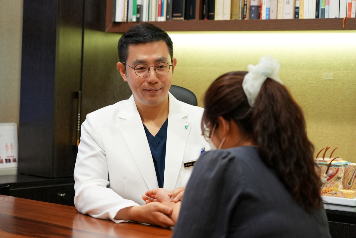 생기한의원 일산점 송요안 대표원장이 내원객과 마주 앉아 상담하고 있습니다.