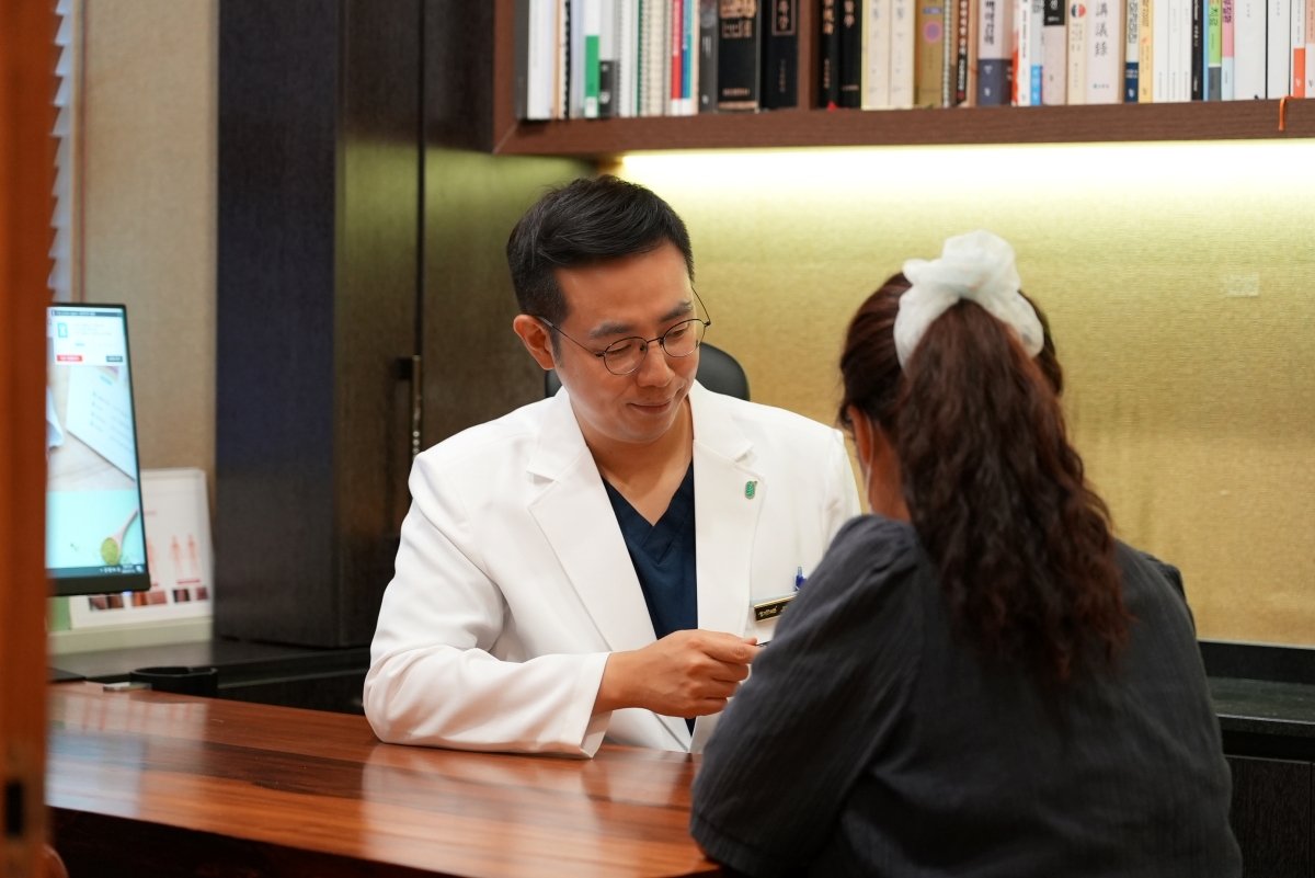 송요안 대표원장은 지루성피부염이 반복되는 생활 리듬까지 함께 살펴 치료 계획을 세웁니다.
