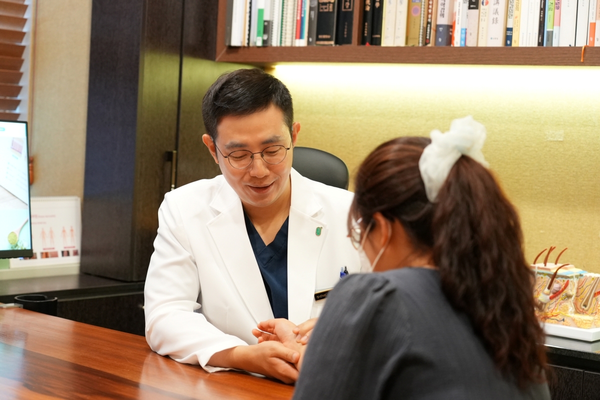 송요안 대표원장이 손목을 짚으며 몸 상태를 함께 살핍니다.